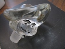 Bouchon de carafe ancien en verre moulé chapeau de mousquetaire marqué Sempé