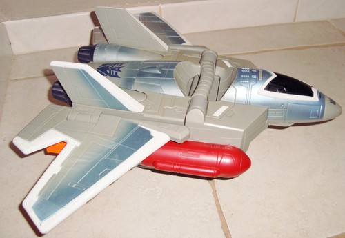 Enorme avion chasse - enorme, de