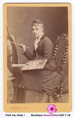 Femme artiste peintre - peintre, devant
