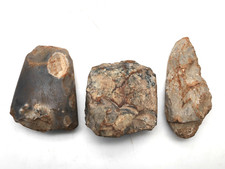 Lot de 3 outils préhistoriques en silex – hache polie haches taillées