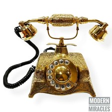 Ancien téléphone à cadran rotatif en laiton avec filaire fonctionnel décorati...