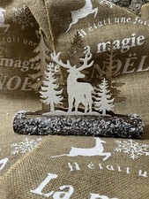 Décoration de Noël en bois – Cerf et sapins sur socle enneigé
