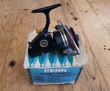 Moulinet de pêche vintage Penn 704Z noir et or dans sa boîte 