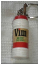 b5 : ANCIEN PORTE CLES FIGURINE BIDON DE VIM CHLORATE ACTIF