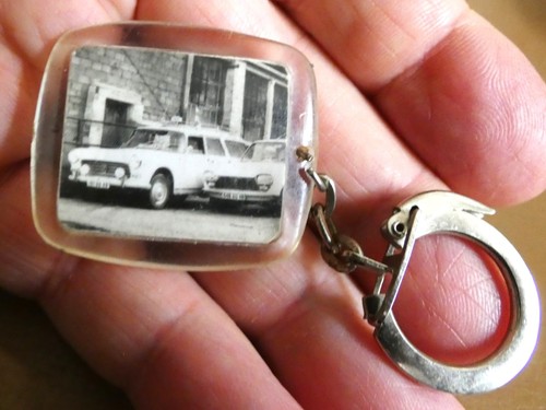 Ancien porte clé - , ambulance