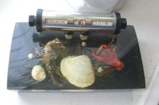 Ancien calendrier perpétuel  en résine inclusion coquillage. année 1960/ 1970