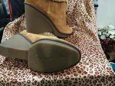 B. Makowski Nubuck Suede Wedge