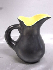 PICHET VINTAGE CÉRAMIQUE NOIRE ÉMAILLE JAUNE STYLE POL CHAMBOST JOUVE VALLAURIS