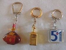 3 Anciens Porte-clés publicitaire :Cointreau, Pastis 51, San Gil.          A140