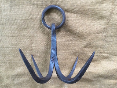 Ancien grappin puits - de,