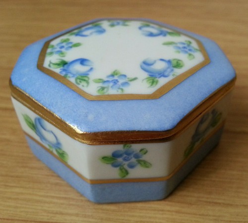 Ancienne petite boite - ancienne, a