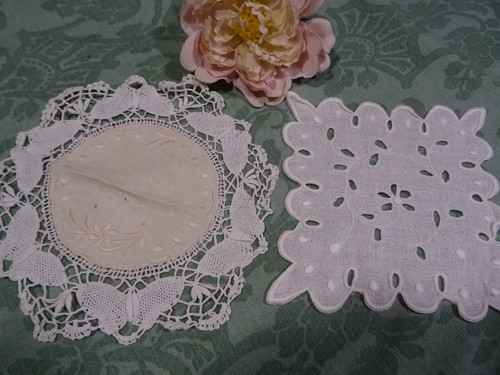 Lot 2napperons blancs tres - ,