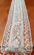 Chemin de table En dentelle brodé de fleurs et de papillons -140 cm x 26 cm