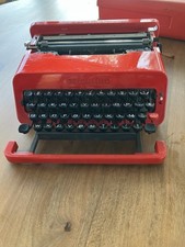 MACHINE A ECRIRE VALENTINE DE OLIVETTI PAR ETTORE SOTTSASS.