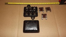 Boitier porte fusibles 3 X 10A (avec ses 3 fusibles). Bon état.