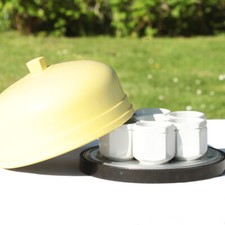 Yaourtière YALACTA  couvercle bakélite jaune modèle CADET 7 pots en porcelaine
