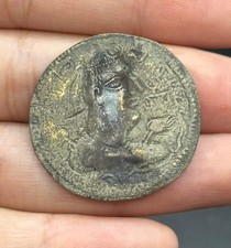Une ancienne pièce de monnaie en bronze sassanide du 6ème siècle non...