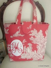 Sac toile de Jouy Rouge brodé d'un monogramme **M**en médaillon sur linge ancien