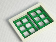 MAJOKIT FENÊTRE BLANCHE A DEUX VANTAUX VERTS A PETITS CARREAUX