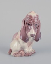 Figurine en porcelaine Dahl Jensen d'un Basset Hound assis.