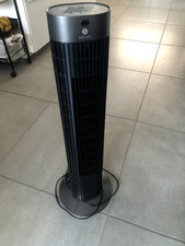 Ventilateur sur pied noir brillant léger avec télécommande.