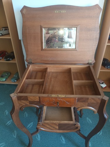 Jolie couseuse ancienne - , en