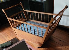 Lit enfant type ancien. Convient bien pour bébé en couffin (matelas fourni). 
