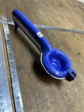 Ancienne presse agrume manuel en fonte émaillée bleue Ustensiles Outils (N.1)