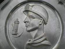 BELLE ASSIETTE ETAIN PORTRAIT