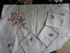 nappe vintage 120 sur 240 brodée main fleurs et 4 serviettes