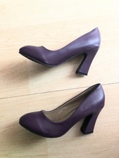 Beaux escarpins pourpre, quasi