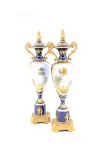Paire De Vases En Porcelaine