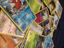 Lot de 100 cartes pokémon reverse, rare et très rare + une boite