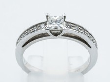 Bague solitaire en or blanc