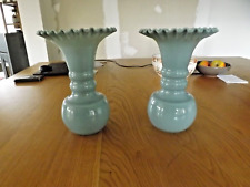 Paire de grands vases en opaline grise à bord dentelé