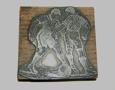 PLAQUE IMPRIMERIE PLOMB SUR BOIS 2 JOUEUR DE FOOT