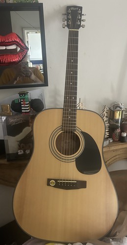 Guitare acoustique la - de,