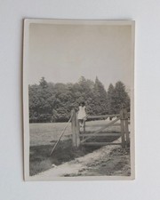 Fille assise barrière bois campagne robe blanche - Photo ancienne snapshot
