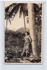 POLYNÉSIE - Femme tahitienne adossée à un cocotier - CARTE PHOTO - Ed. inconnu