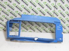 Enjoliveur de phare droit