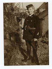 PHOTO snapshot, une femme dans une tenue de GENDARME celle de son mari ? ombre