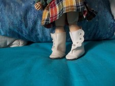 bottines blanches,pull et mouffles  pour poupée loulotte petite soeur bleuette
