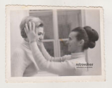 Deux jeunes femmes jolies