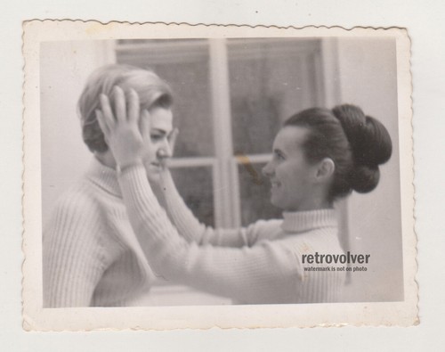 Deux jeunes femmes - , jolies