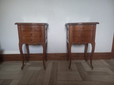 Deux tables à chevet en chêne massif style Louis XV