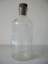 Ancien flacon Pyrex 1 Litre labo pharmacie en verre gradué et bouchon en bois