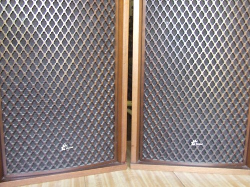 Two sansui 2500 speakers - two,