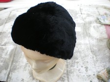 une toc en fourrure avec son