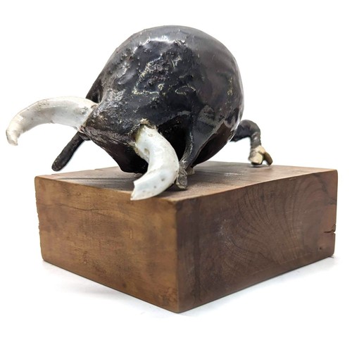 Taureau agressif sculpture - , en