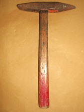 outil ancien marteau de tailleur de pierres